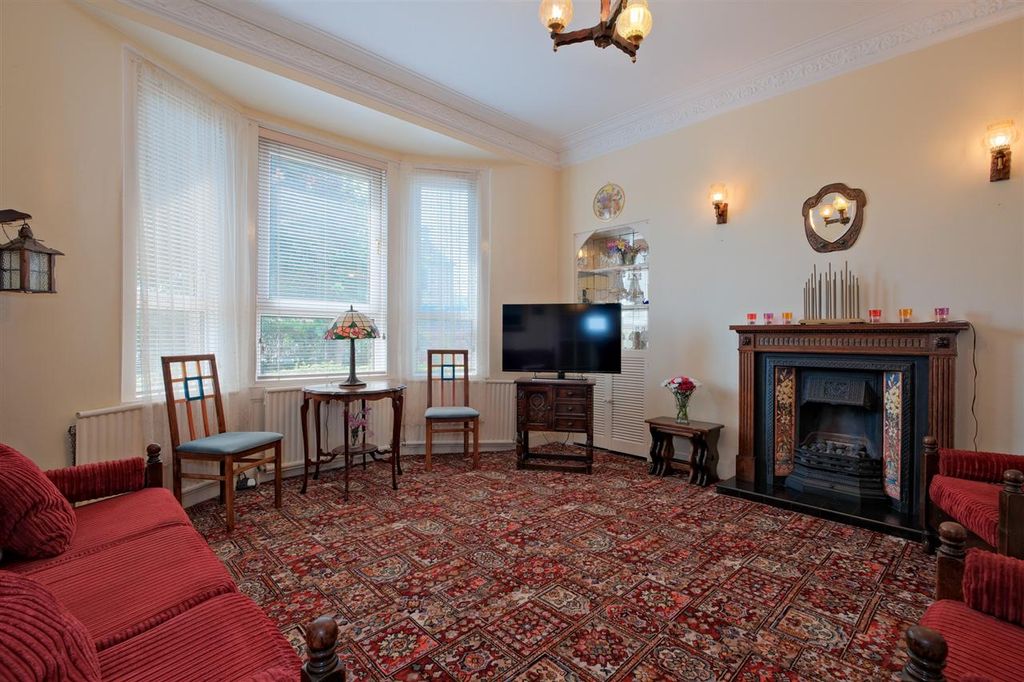 Property photo 2 of 22 Lounge