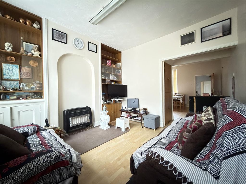 Property photo 2 of 8 Lounge