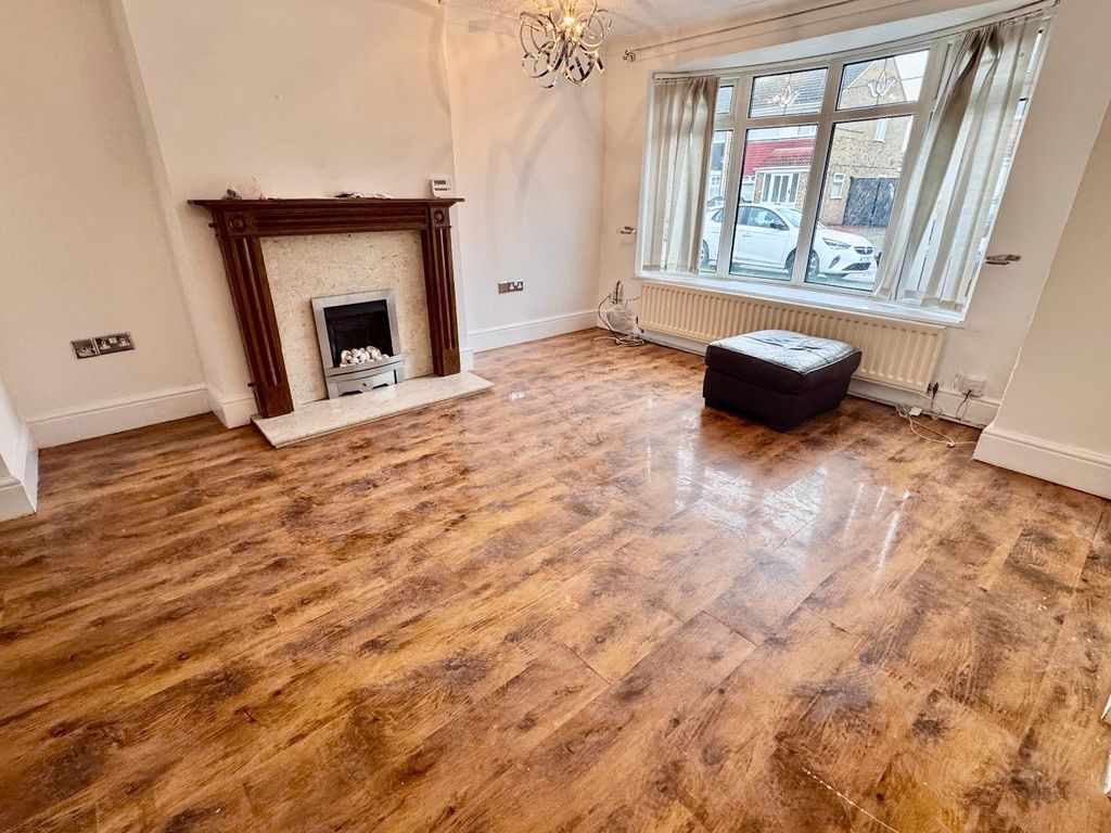 Property photo 2 of 12 Lounge