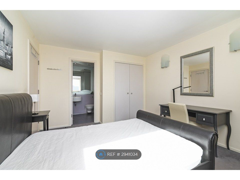 Property photo 3 of 21 En-Suite Master Bedroom
