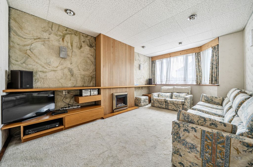 Property photo 2 of 14 Lounge1
