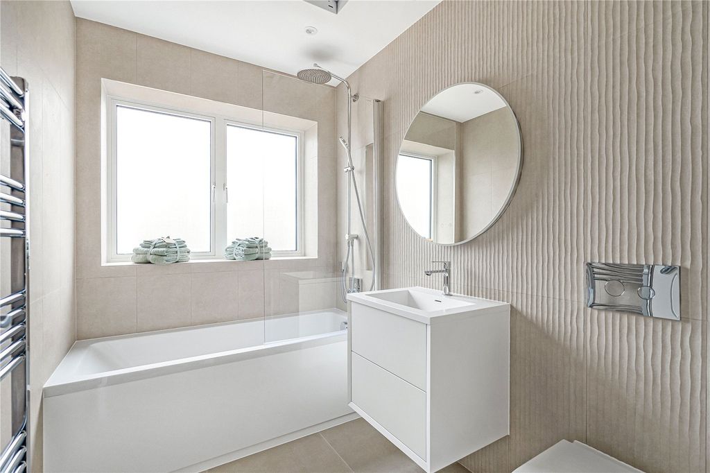 Property photo 3 of 9 Bathroom