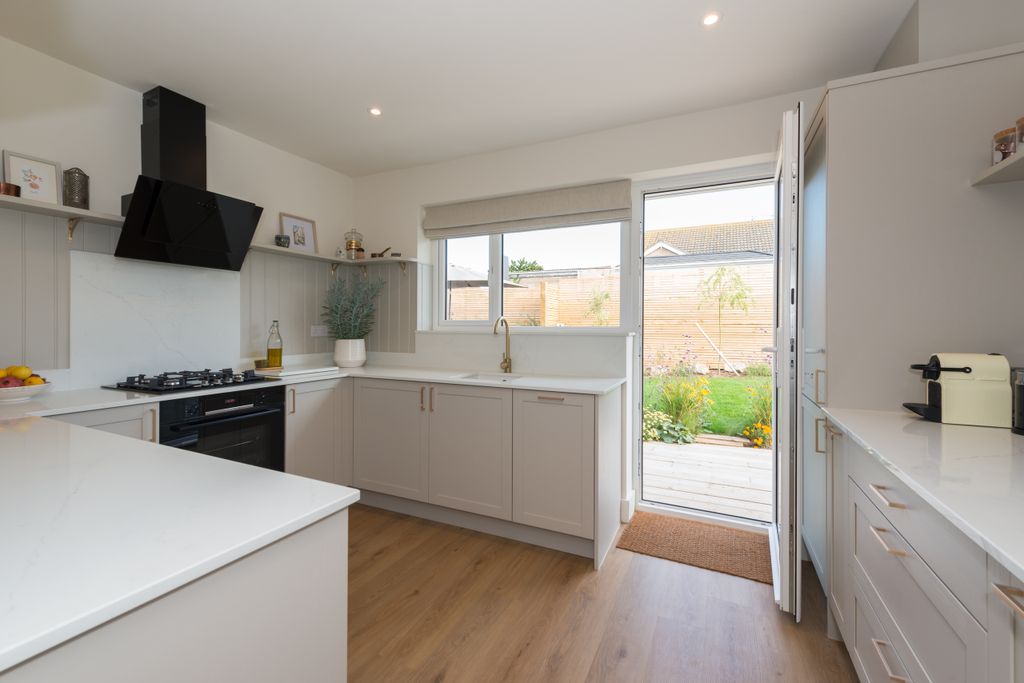 Property photo 3 of 29 Kitchen