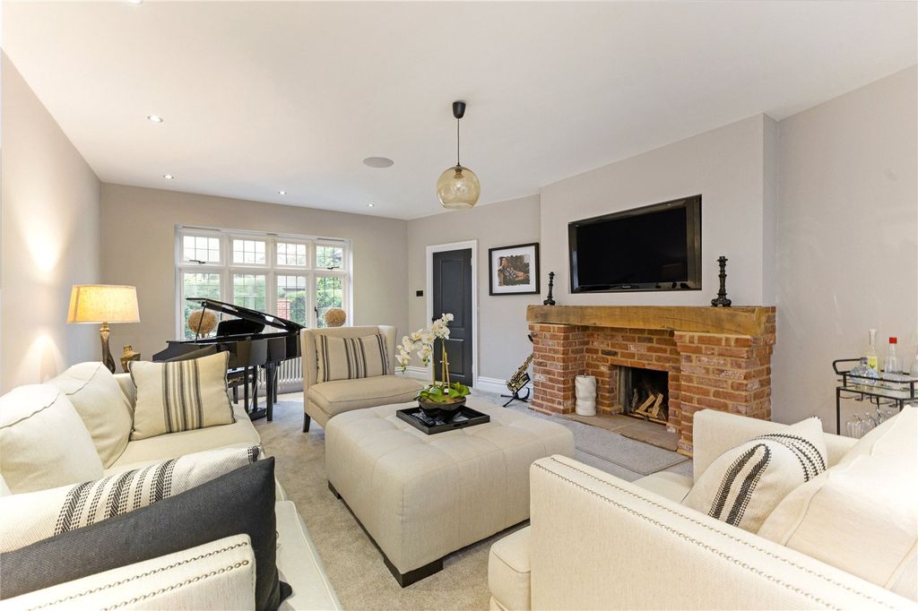 Property photo 2 of 21 Sitting Room