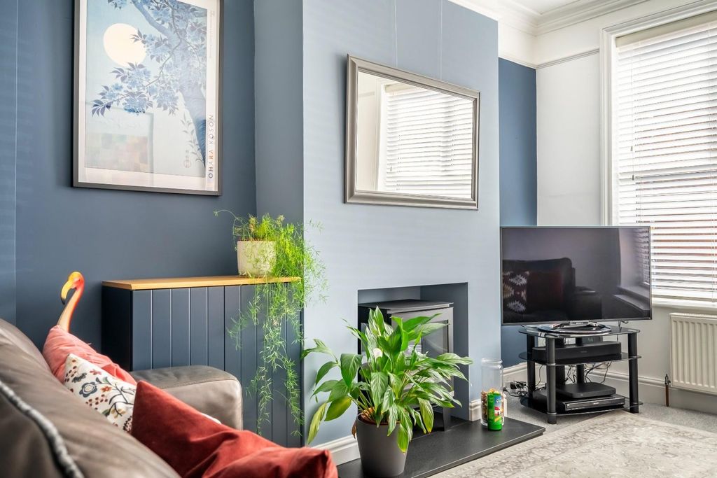 Property photo 3 of 18 Living Room