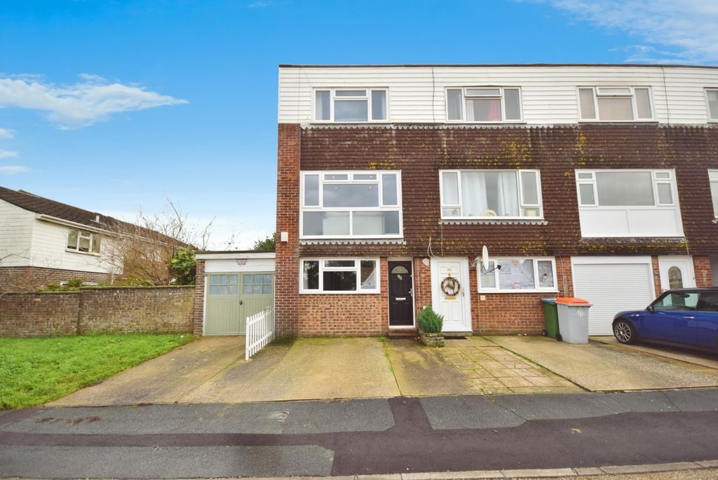 Property photo 2 of 12 98 Timberleys - 8