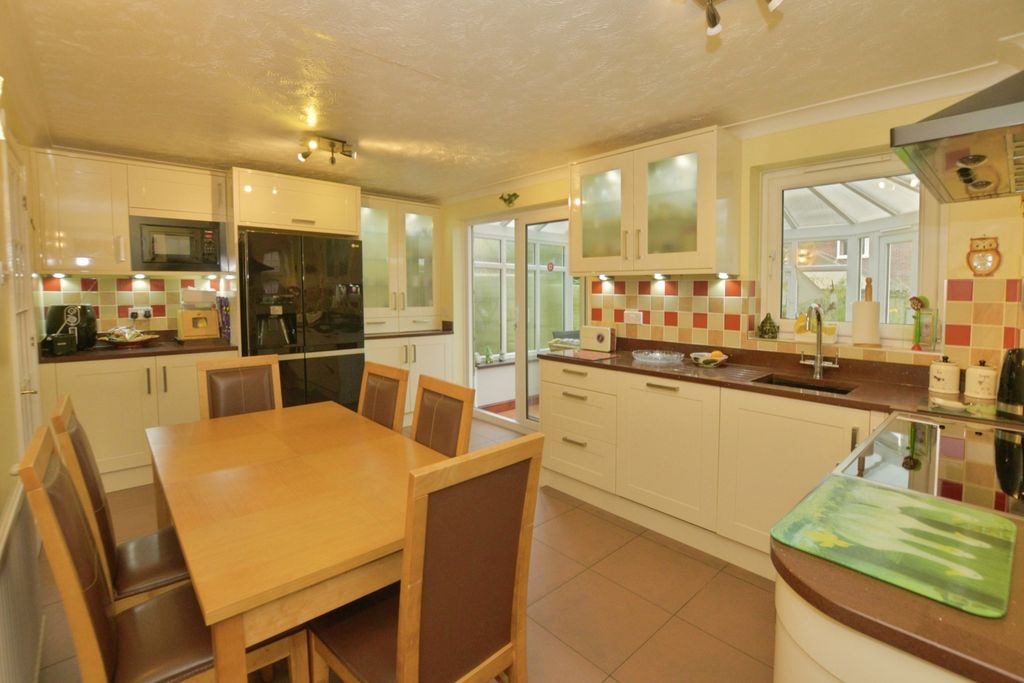 Property photo 2 of 19 Kitchen