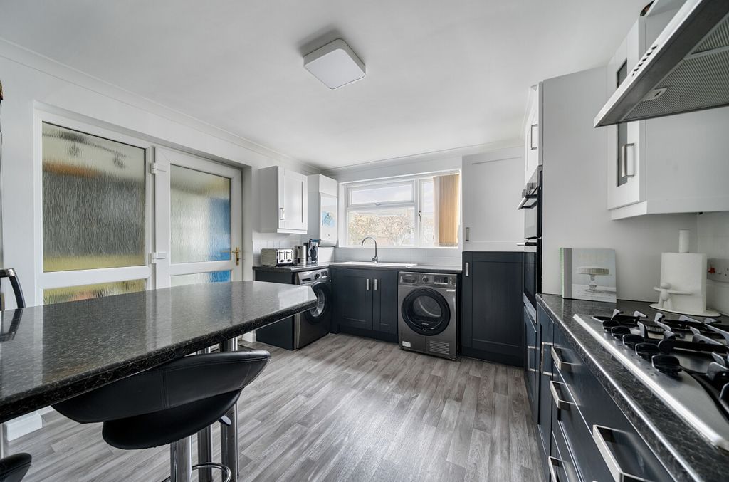 Property photo 3 of 19 Kitchen