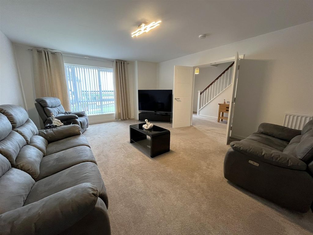 Property photo 2 of 30 Lounge