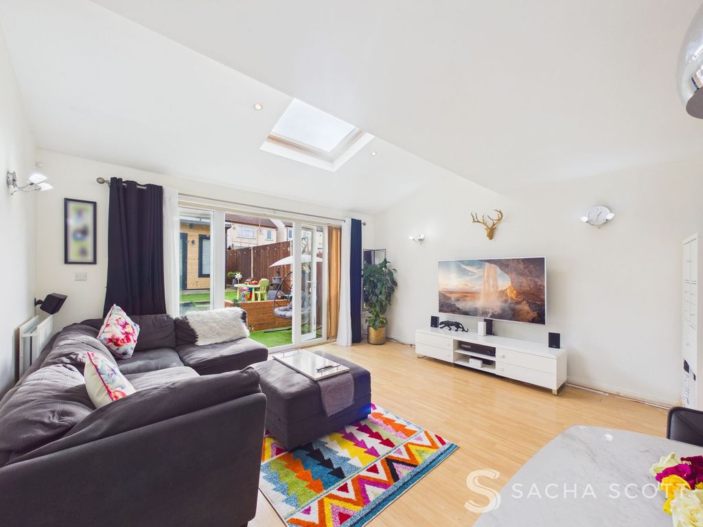 Property photo 2 of 37 Lounge / Diner