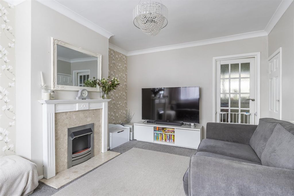 Property photo 3 of 17 Lounge