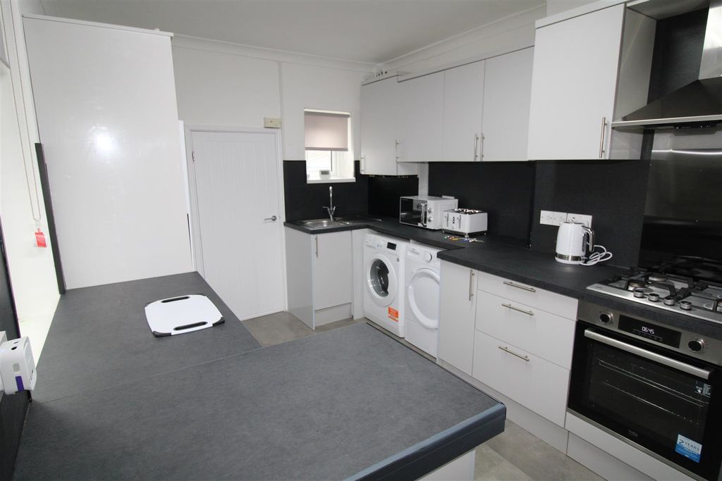 Property photo 3 of 5 Kitchen 2.Jpg