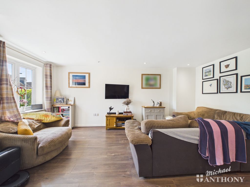 Property photo 3 of 17 Cam02773G0-Pr0448-Still011