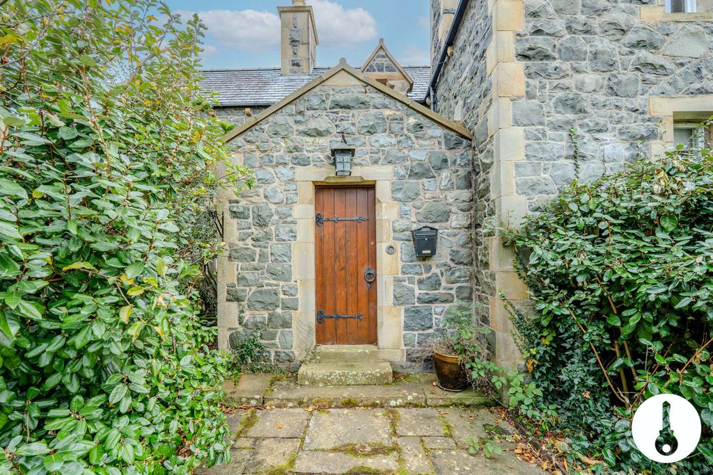 Property photo 2 of 34