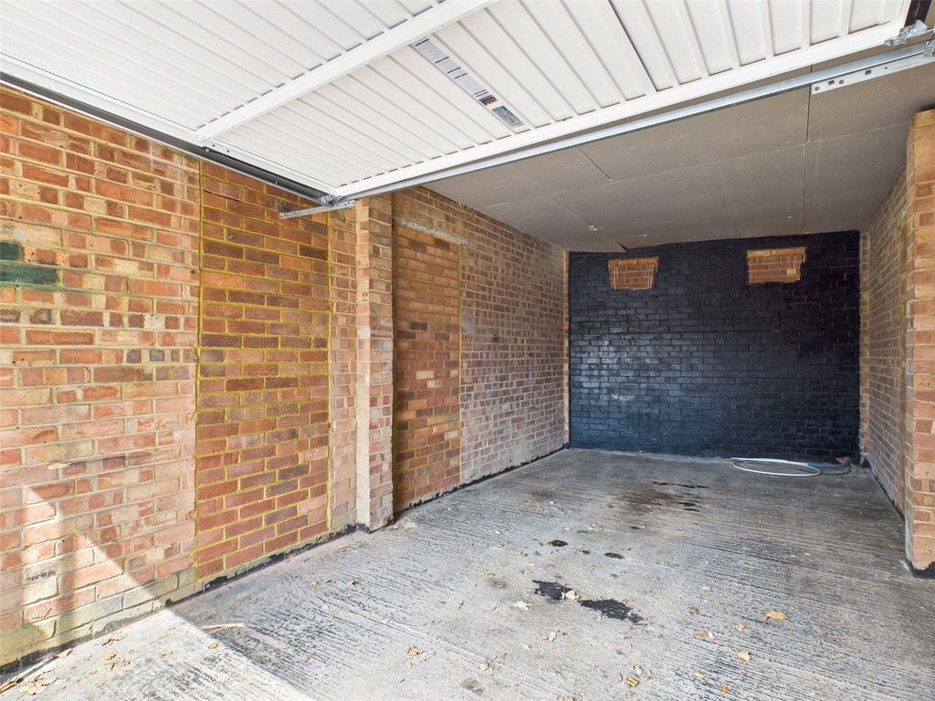 Property photo 2 of 6 Garage