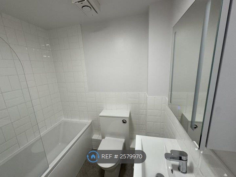 Property photo 2 of 8 Bathroom