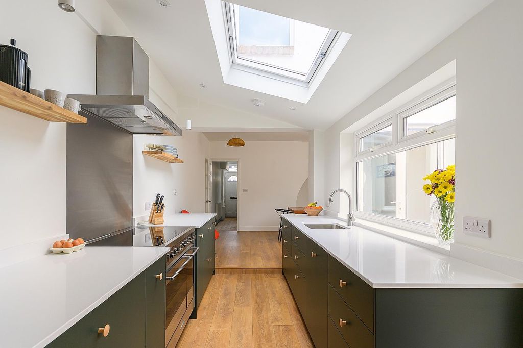 Property photo 3 of 25 3L5Rfs - Kitchen C.Jpg