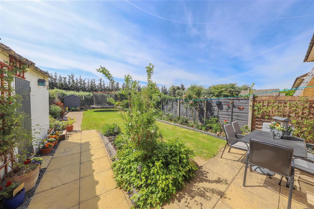 Property photo 2 of 11 Garden