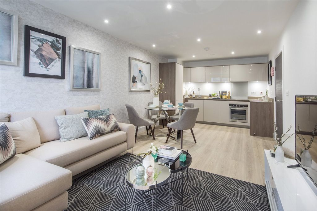 Property photo 3 of 8 Show Apartment