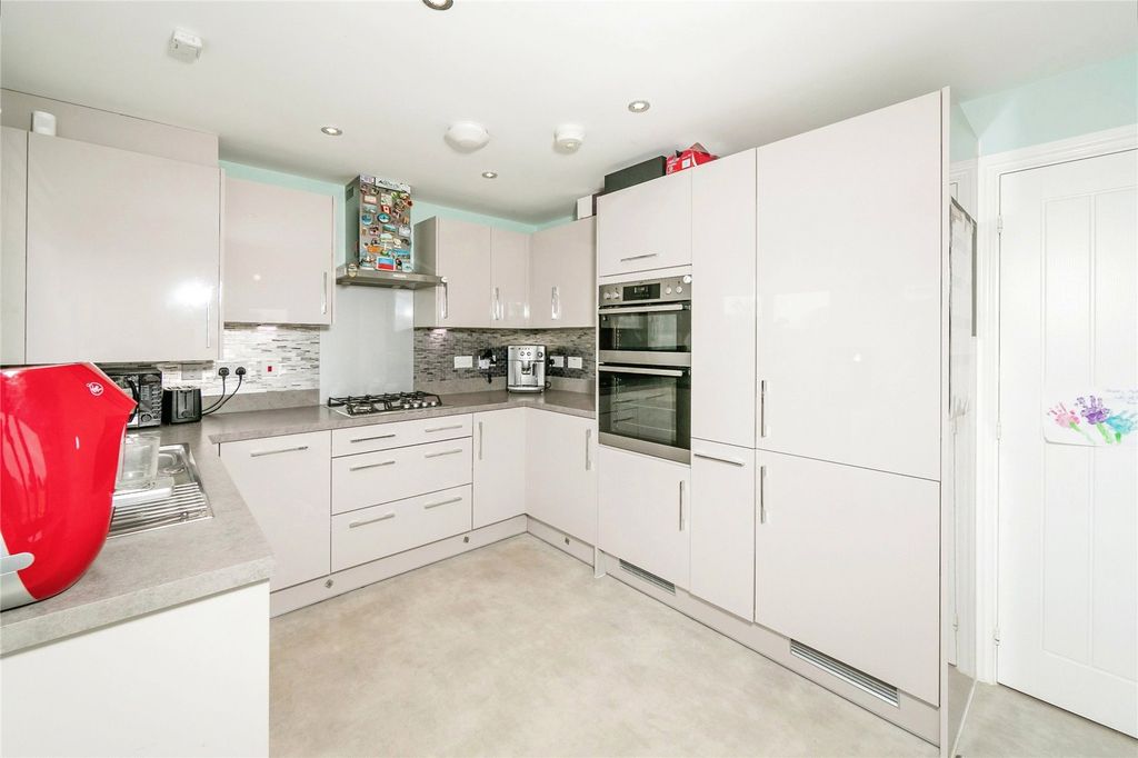 Property photo 2 of 25 Picture No. 11