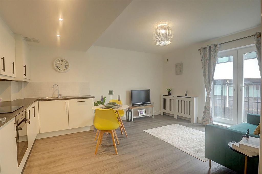 Property photo 2 of 10 Lounge/Kitchen