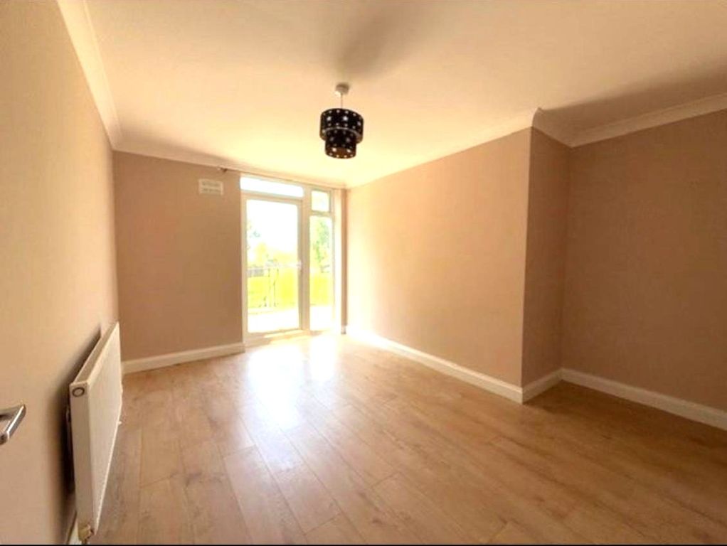 Property photo 1 of 10 Three Double Bedroom Flat In Harrow Wealdstone In Kenton Lane.