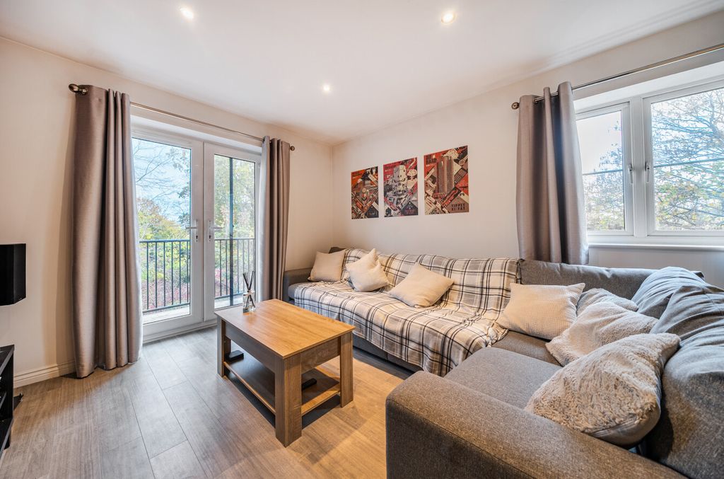 Property photo 2 of 12 1376456-7-690B7E5...