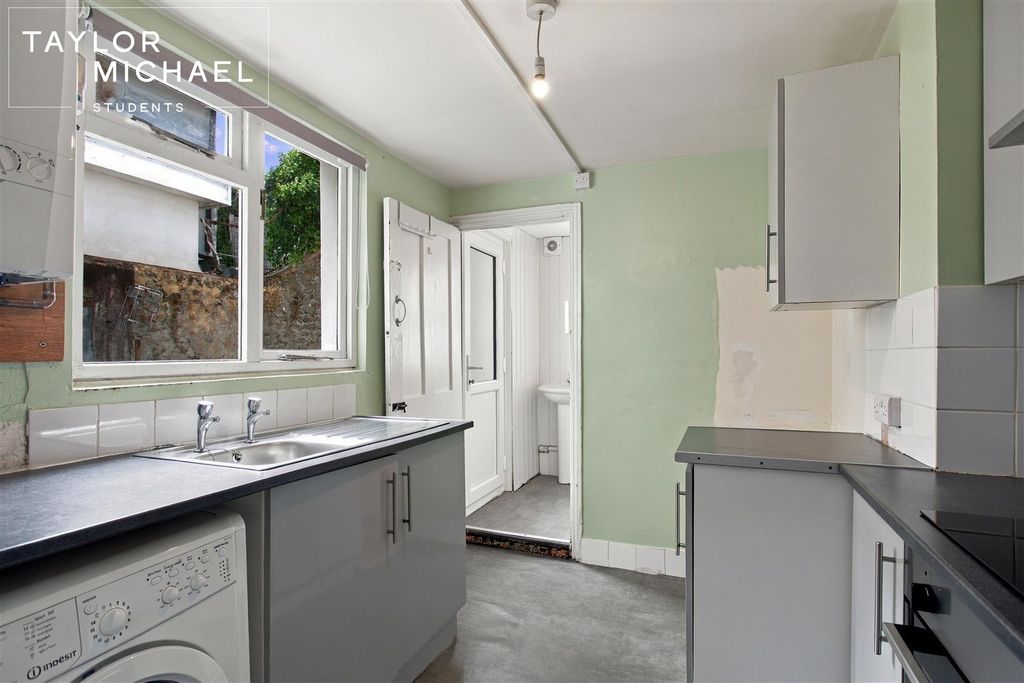 Property photo 3 of 14 Kitchen