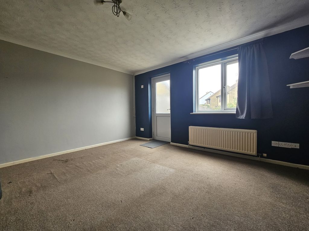 Property photo 3 of 11 Living Room