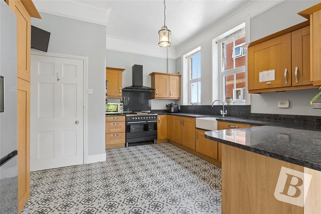 Property photo 3 of 31 Kitchen