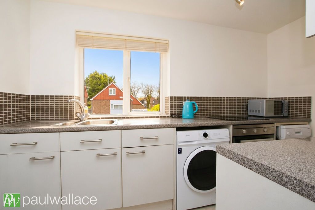 Property photo 3 of 9 Kitchen