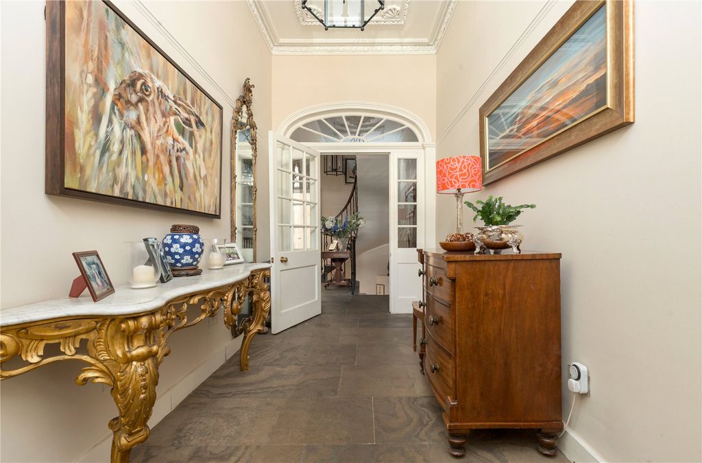 Property photo 2 of 19 Vestibule
