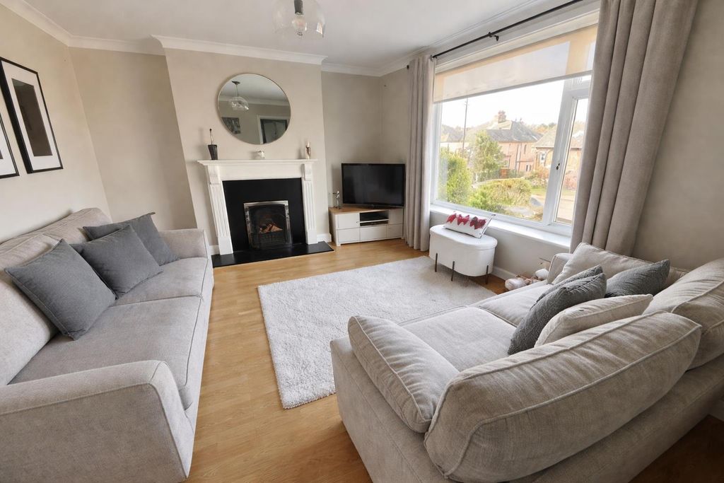 Property photo 2 of 11 Lounge