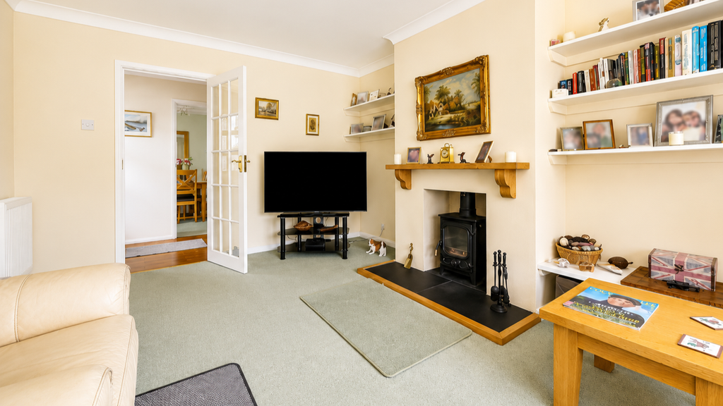 Property photo 3 of 18 Lounge 3