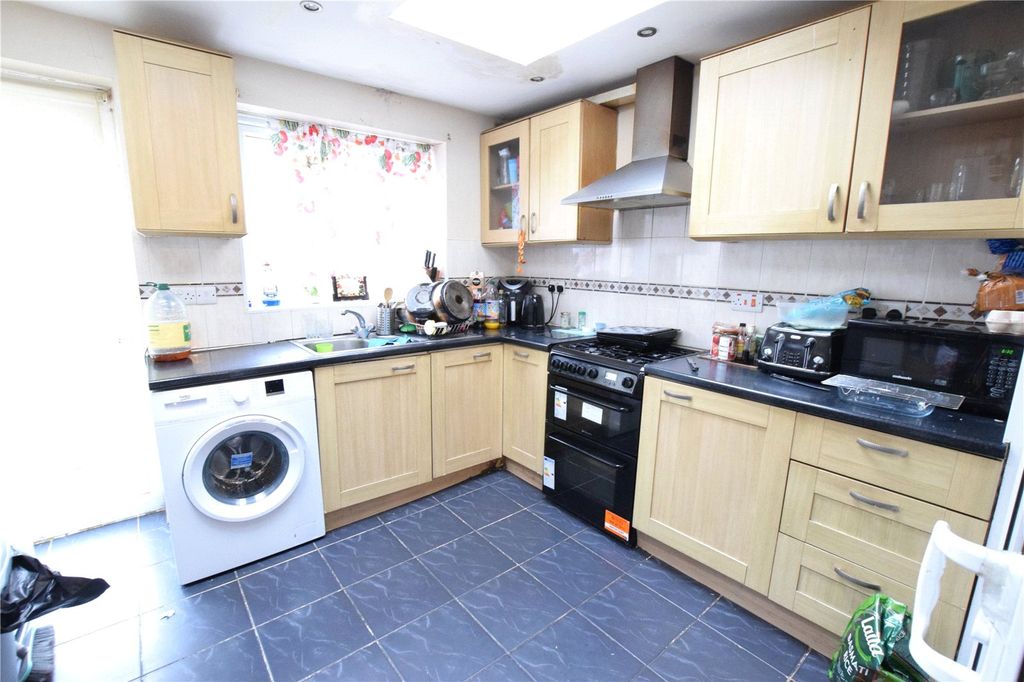 Property photo 2 of 7 Kitchen