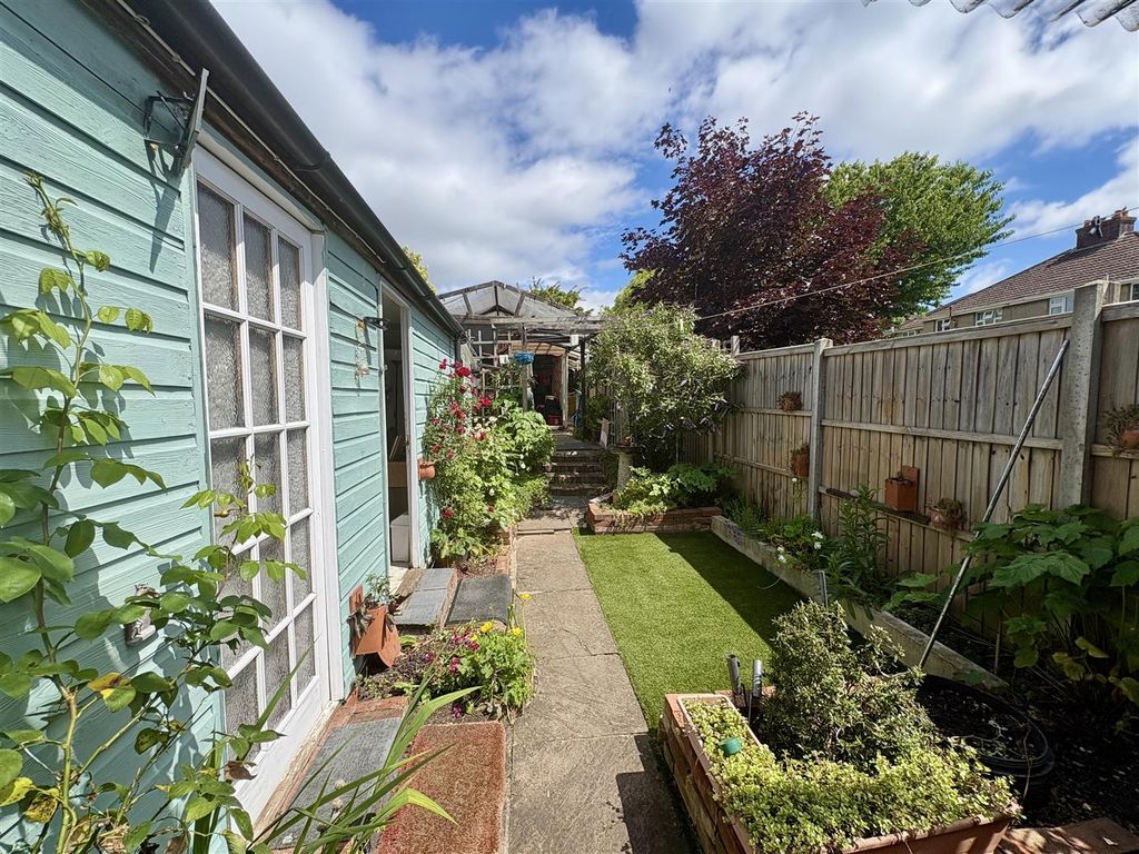 Property photo 2 of 16 Garden