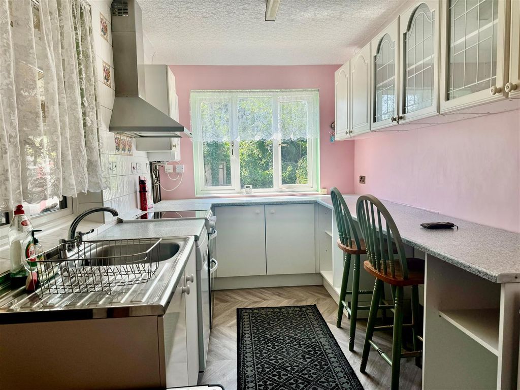 Property photo 3 of 8 Kitchen