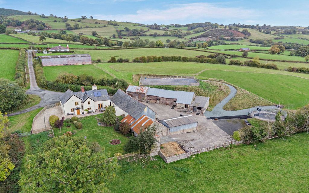 Property photo 1 of 33 Rhos Fawr