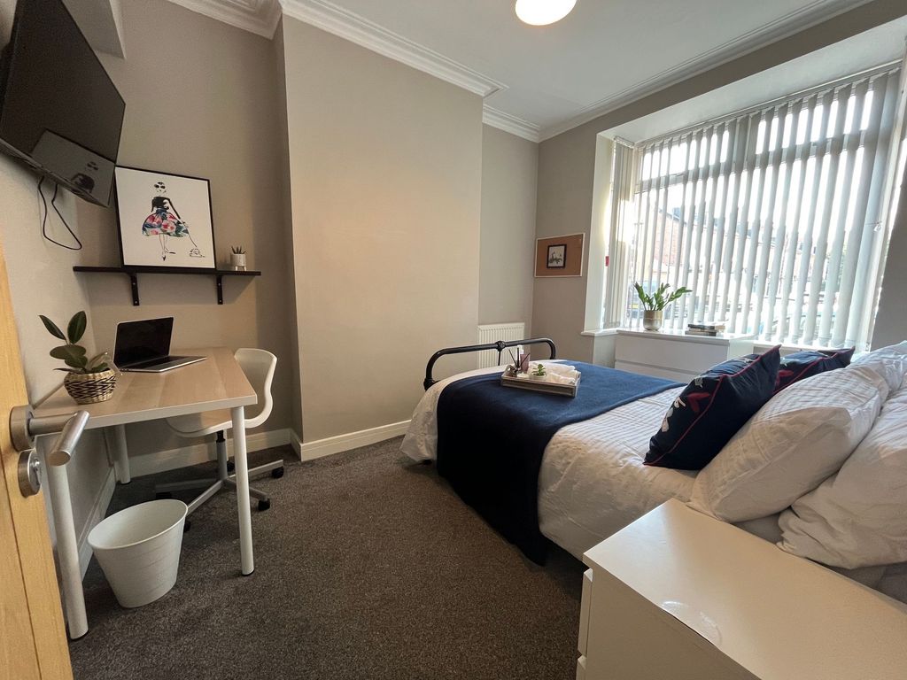 Property photo 3 of 6 Bright, Well-Presented Bedroom With A Double Bed, ...