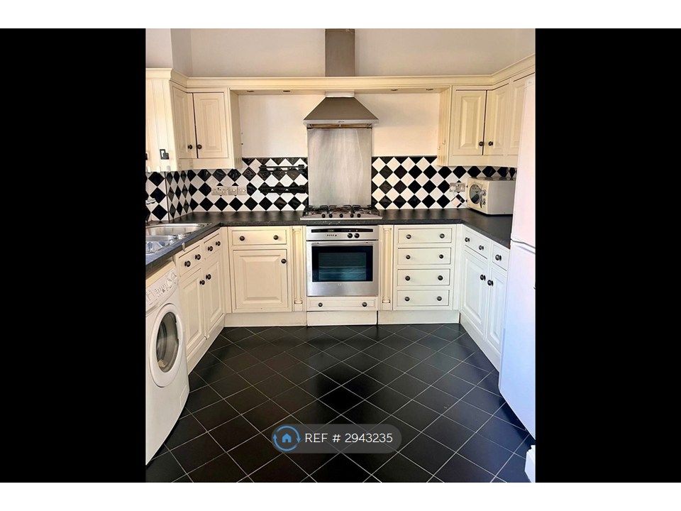 Property photo 2 of 6 Kitchen
