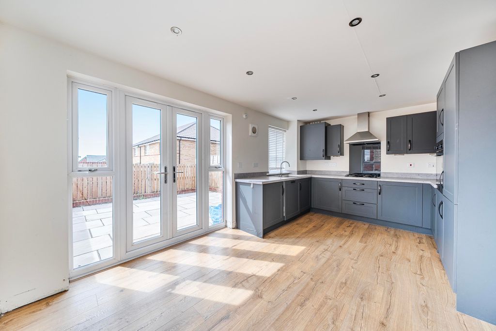 Property photo 3 of 19 Kitchen / Breakfast Room