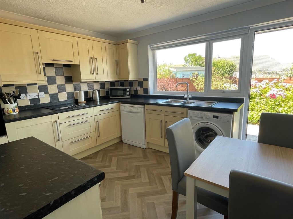 Property photo 2 of 18 Kitchen..Jpg