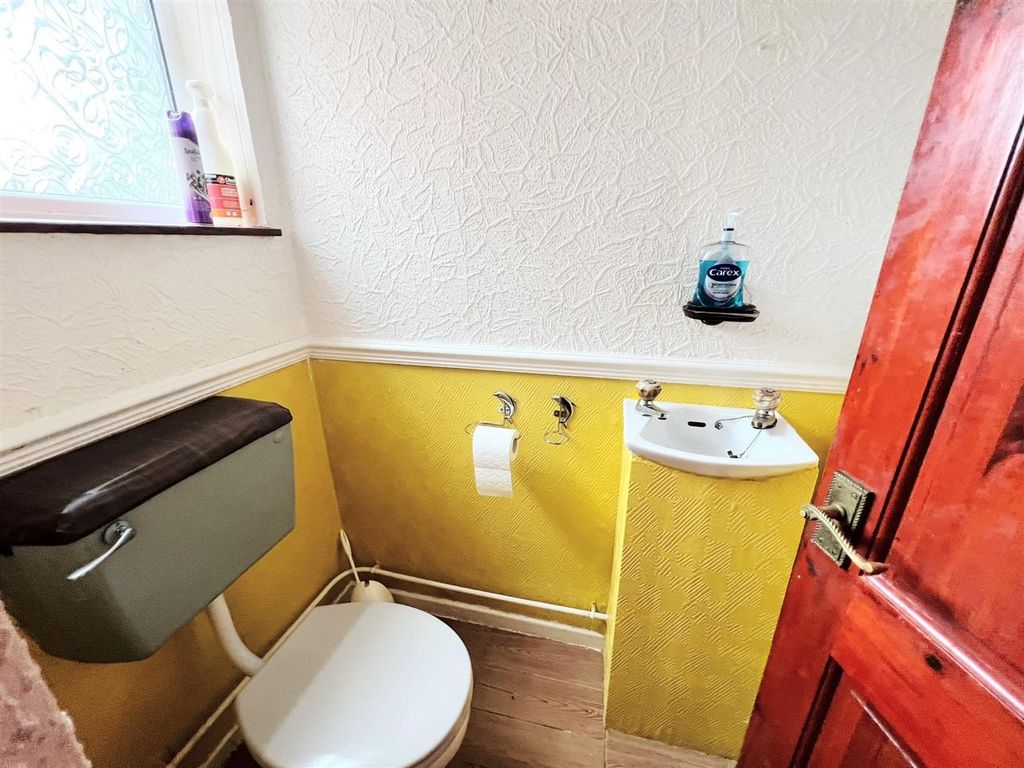 Property photo 3 of 14 Cloaks/W.c