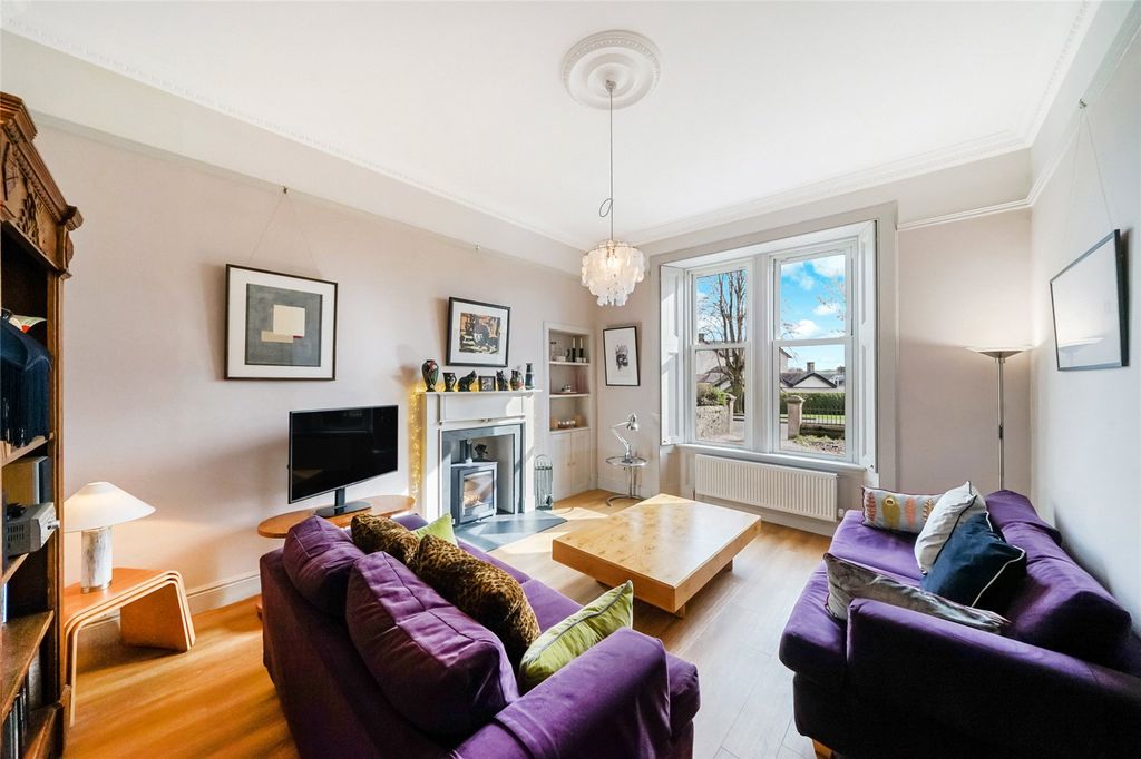 Property photo 3 of 30 Lounge