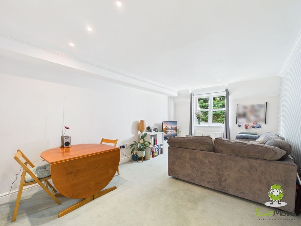 Property photo 3 of 11 Ewemove Estate Agents Basingstoke - Wessex Court