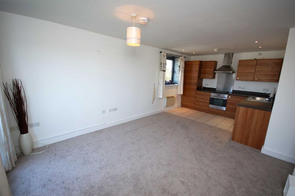 Property photo 2 of 12 Lounge / Kitchen