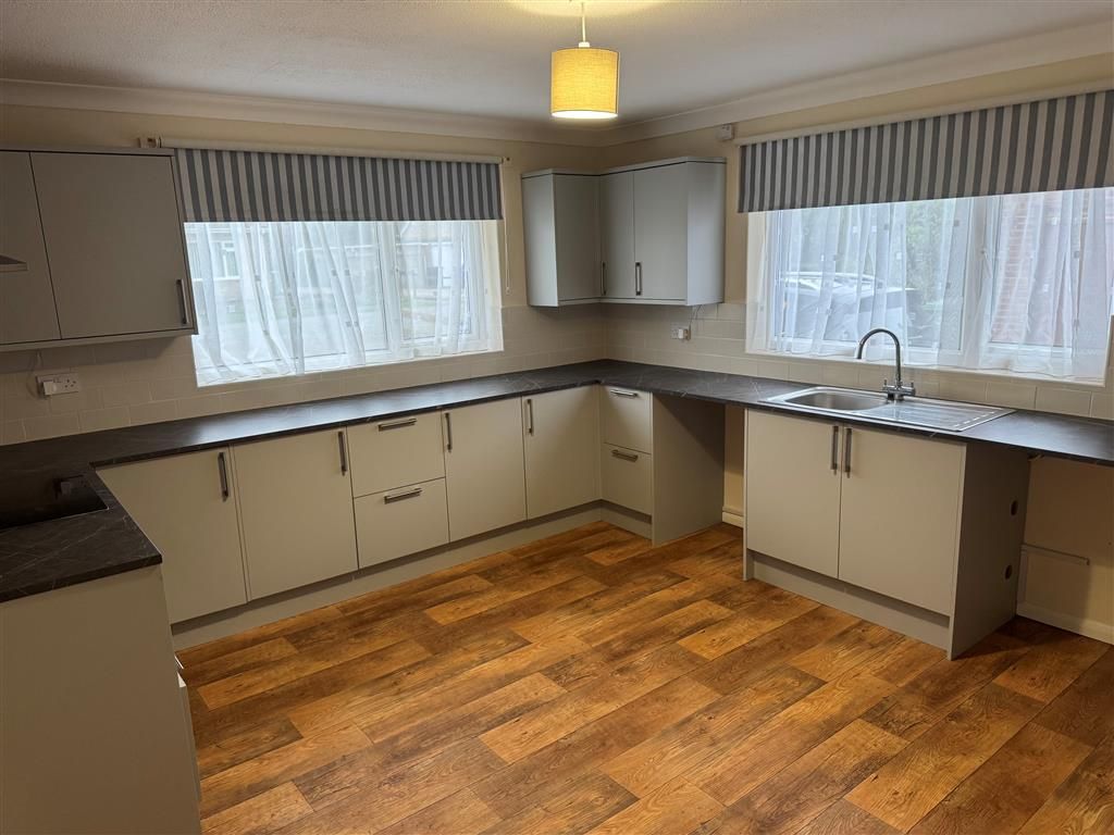 Property photo 2 of 10 Kitchen