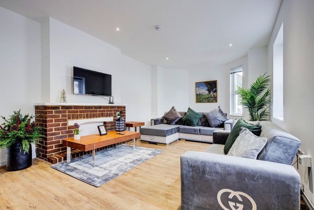 Property photo 2 of 116