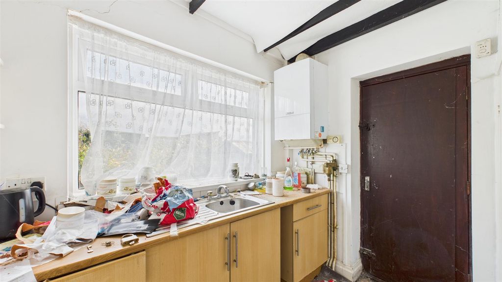 Property photo 3 of 10 Kitchen