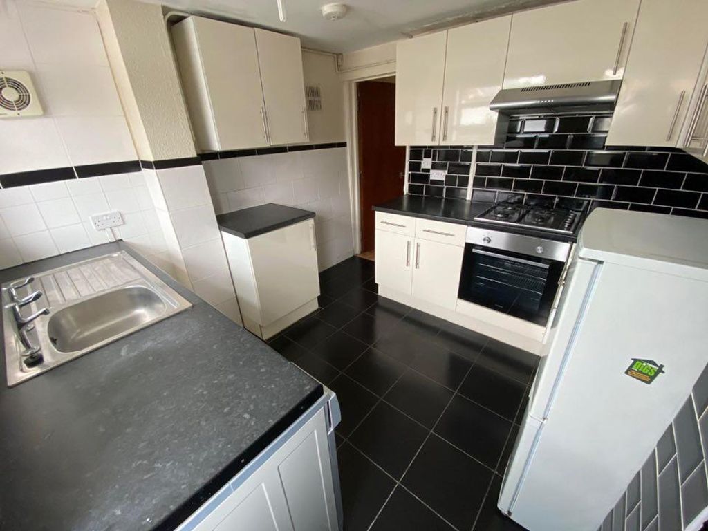 Property photo 2 of 12 Kitchen